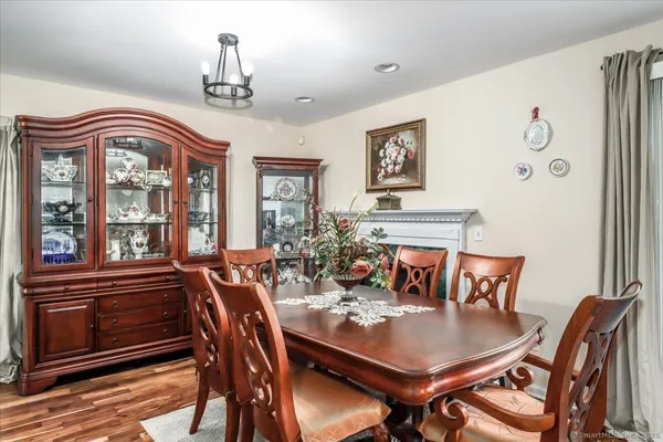 $599,900 | 17 Olde Village Circle, Unit 17, Wallingford, CT 06492