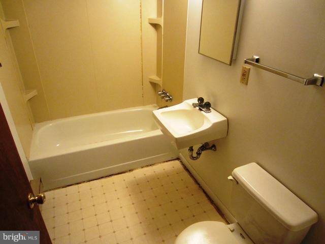 4908 Brookwood Road Baltimore, MD 21225 - Photo 15 of 16 Bath 3