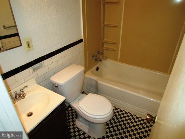 4908 Brookwood Road Baltimore, MD 21225 - Photo 3 of 16 Bath 2