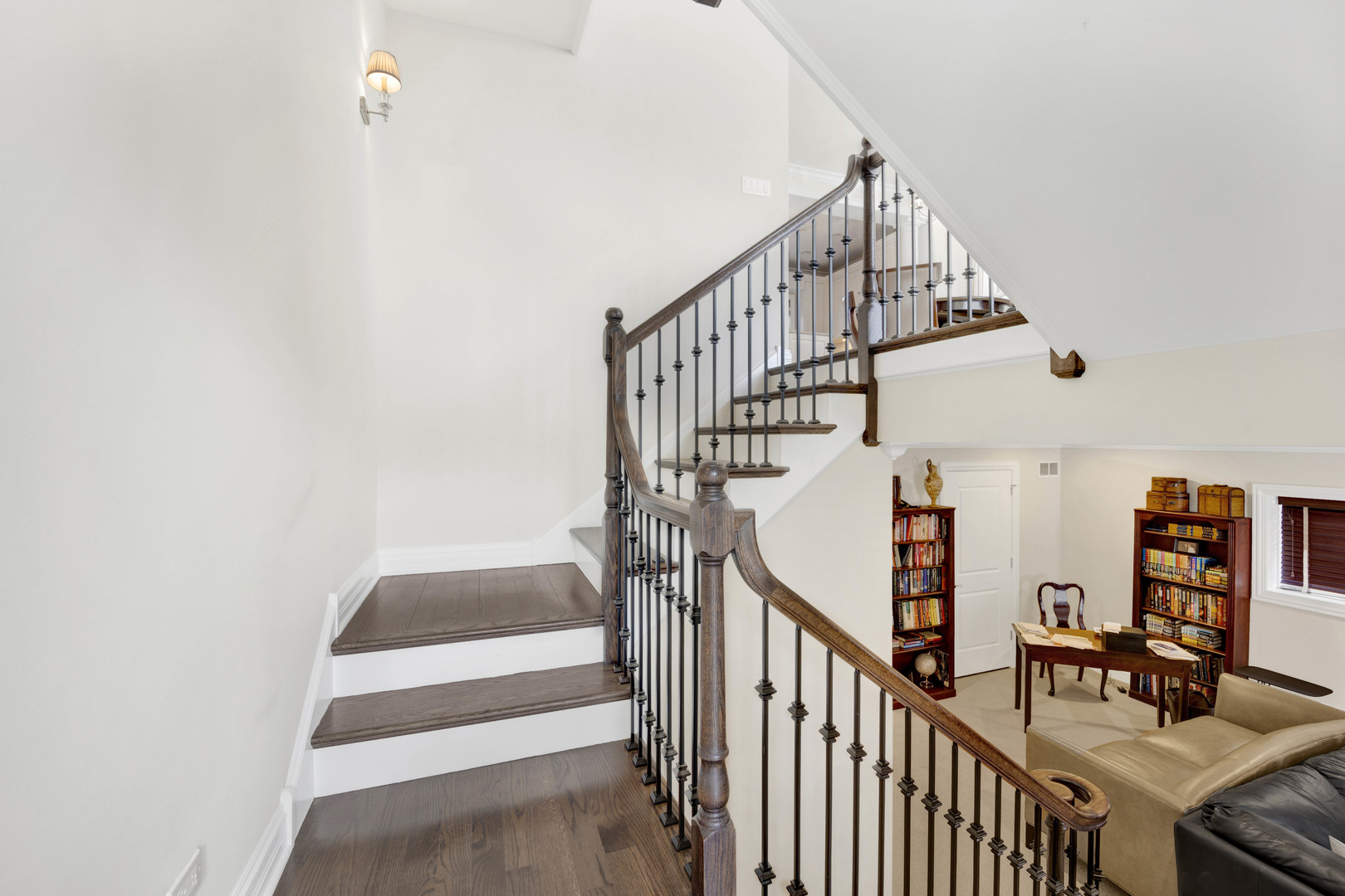 460 Pennsylvania Avenue, Unit C Glen Ellyn, IL 60137 - Photo 19 of 37 a view of entryway and hall