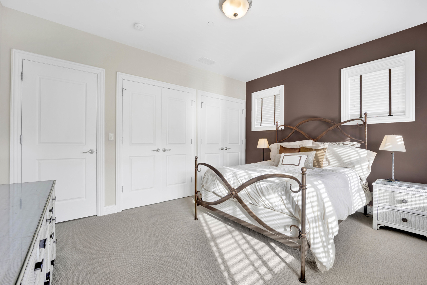 460 Pennsylvania Avenue, Unit C Glen Ellyn, IL 60137 - Photo 29 of 37 a living room with furniture