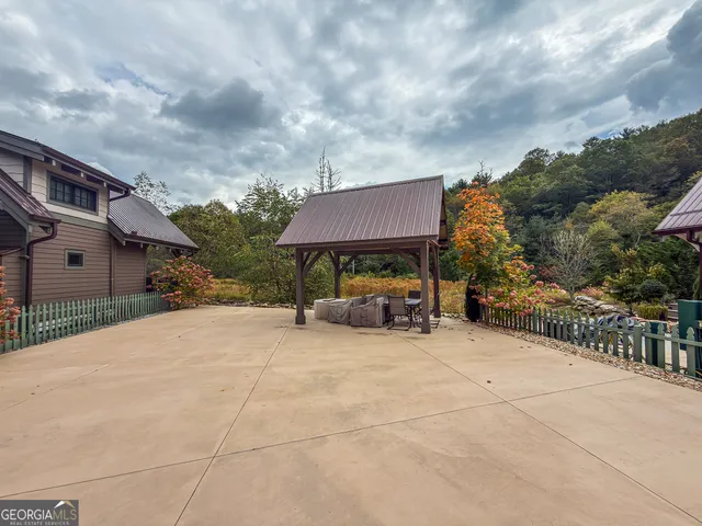 a view of a house with backyard and garden