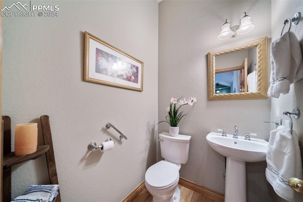 8174 Inca Road Larkspur, CO 80118 - Photo 21 of 50 a bathroom with a toilet sink and mirror