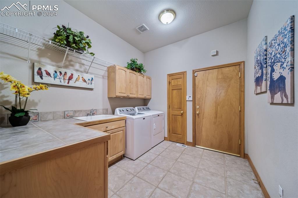 8174 Inca Road Larkspur, CO 80118 - Photo 25 of 50 a kitchen that has a lot of cabinets in it