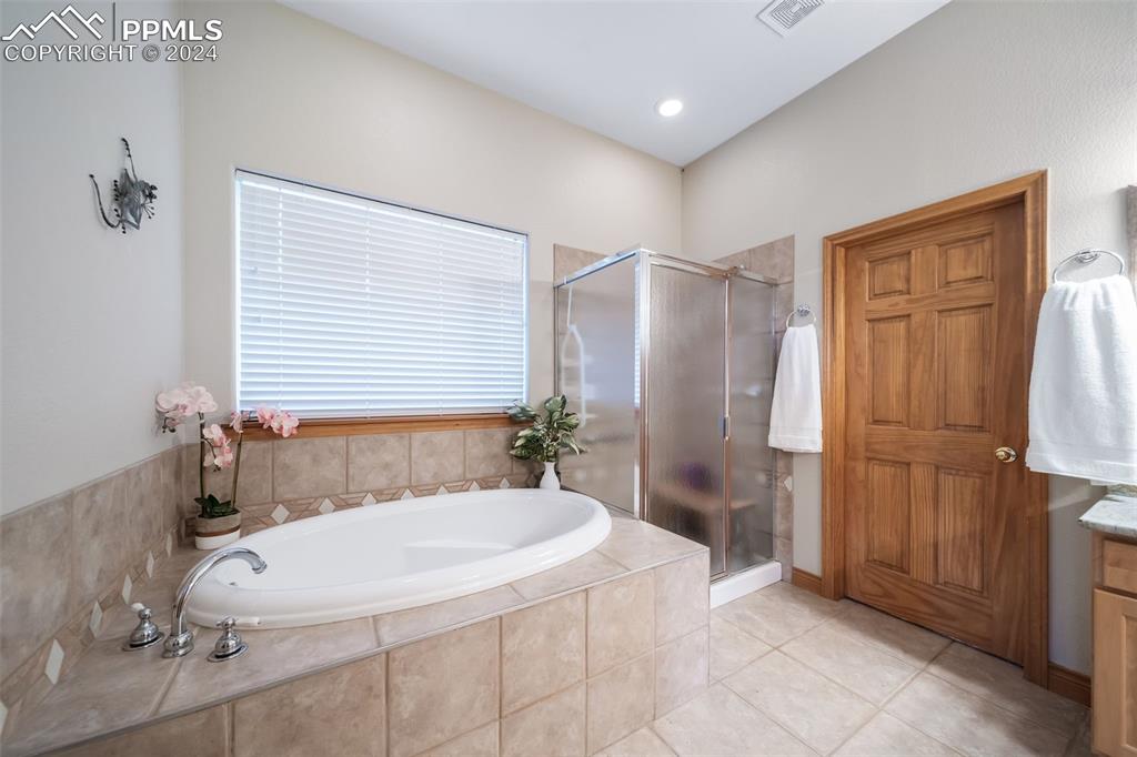 8174 Inca Road Larkspur, CO 80118 - Photo 28 of 50 a bathroom with a granite countertop sink and a bathtub