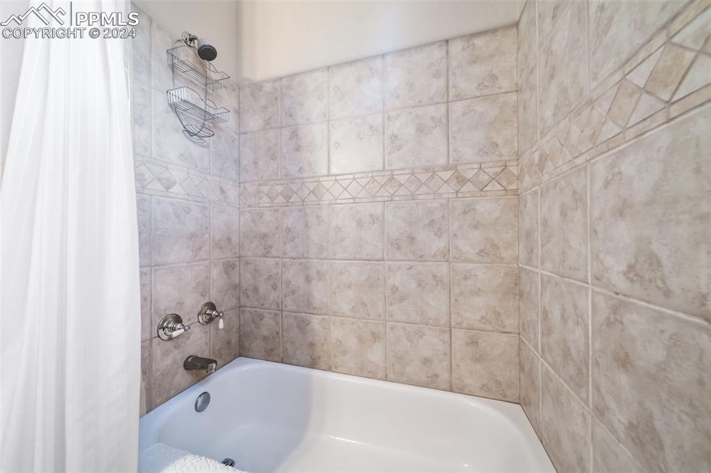 8174 Inca Road Larkspur, CO 80118 - Photo 32 of 50 a bathroom with a bathtub