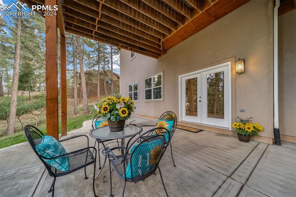 8174 Inca Road Larkspur, CO 80118 - Photo 44 of 50 a view of an outdoor dining space with a table and chairs