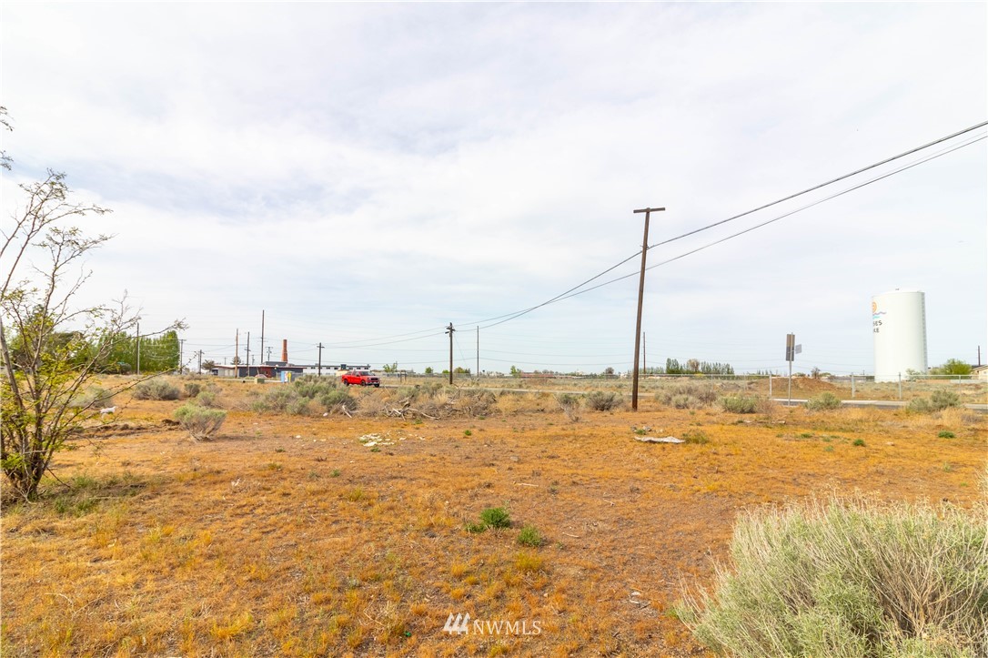 538 Fairchild Loop Moses Lake, WA 98837 - Photo 2 of 8