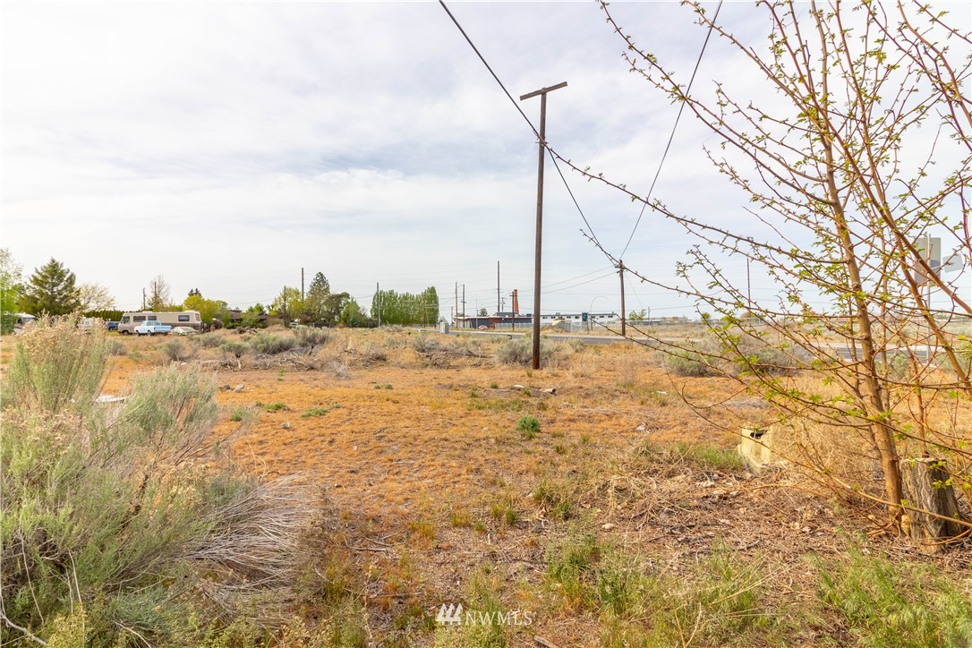 538 Fairchild Loop Moses Lake, WA 98837 - Photo 3 of 8