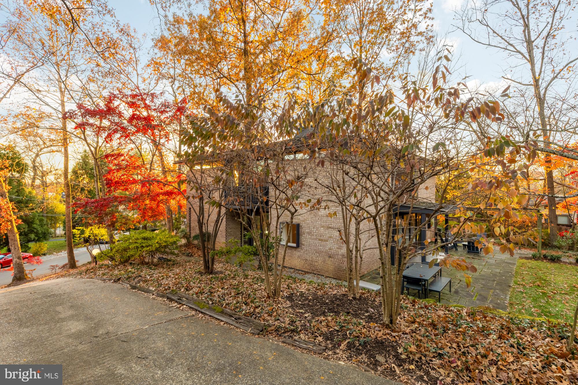 5420 Mohican Road Bethesda, MD 20816 - Photo 6 of 71 a backyard of a house with lots of green space