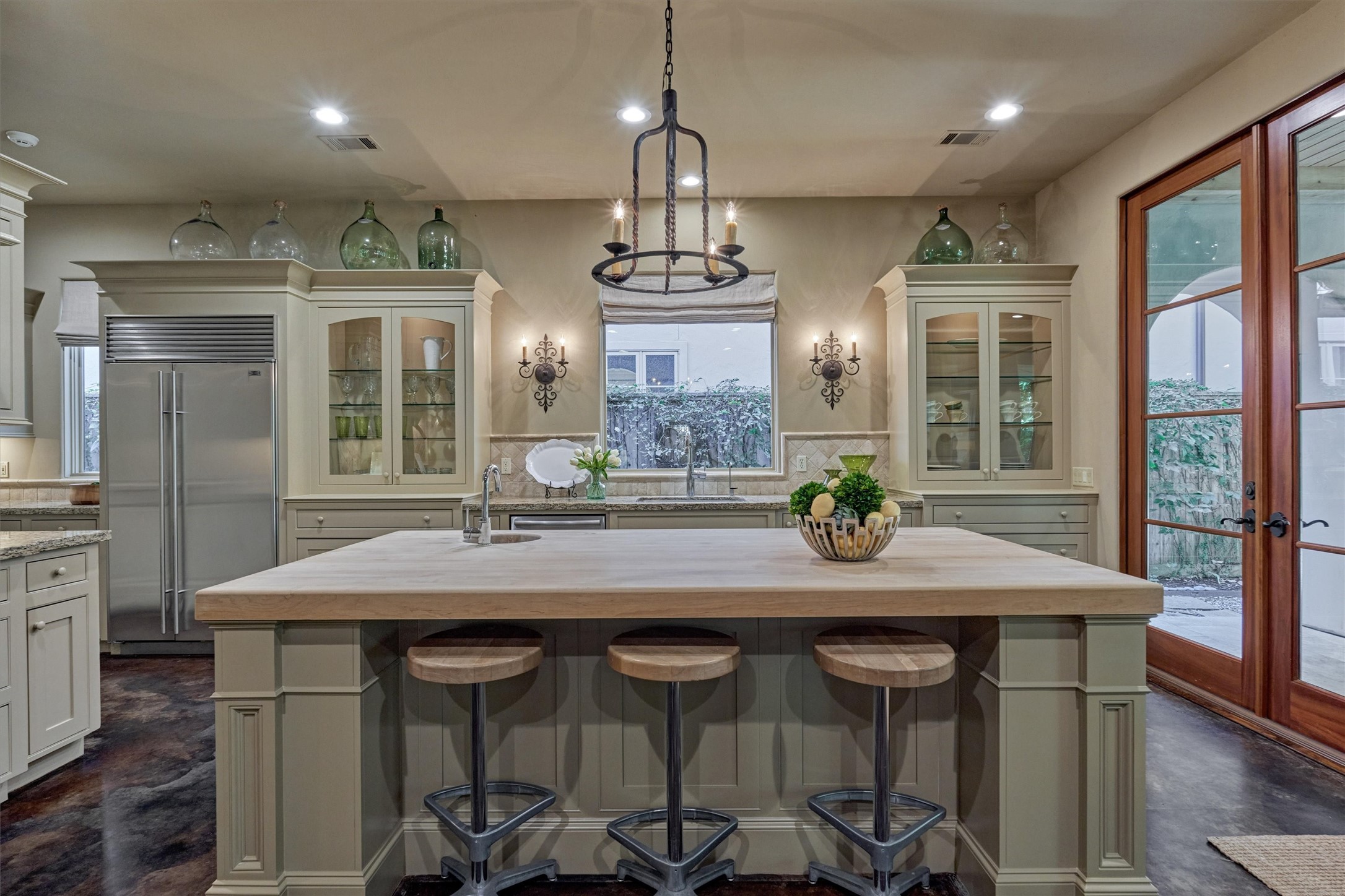 7 Dorset Square The Woodlands, TX 77381 - Photo 12 of 50 Kitchen provides an inviting and functional space with large island that has wine bottle storage (not pictured), seating and a vegetable sink.