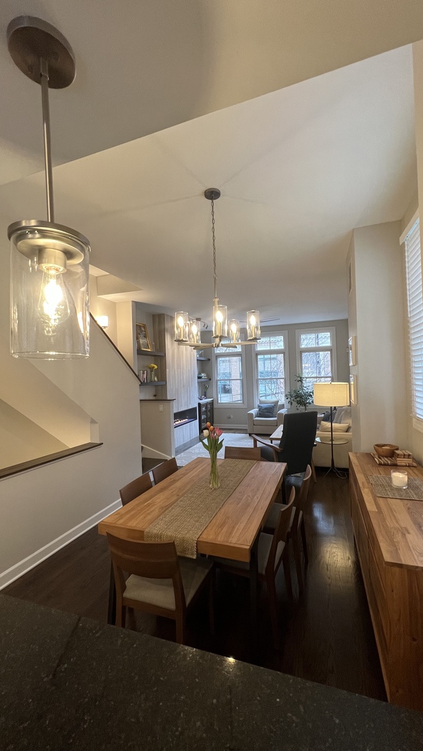 218 East Cullerton Street Chicago, IL 60616 - Photo 11 of 29 a dining room with table and chairs