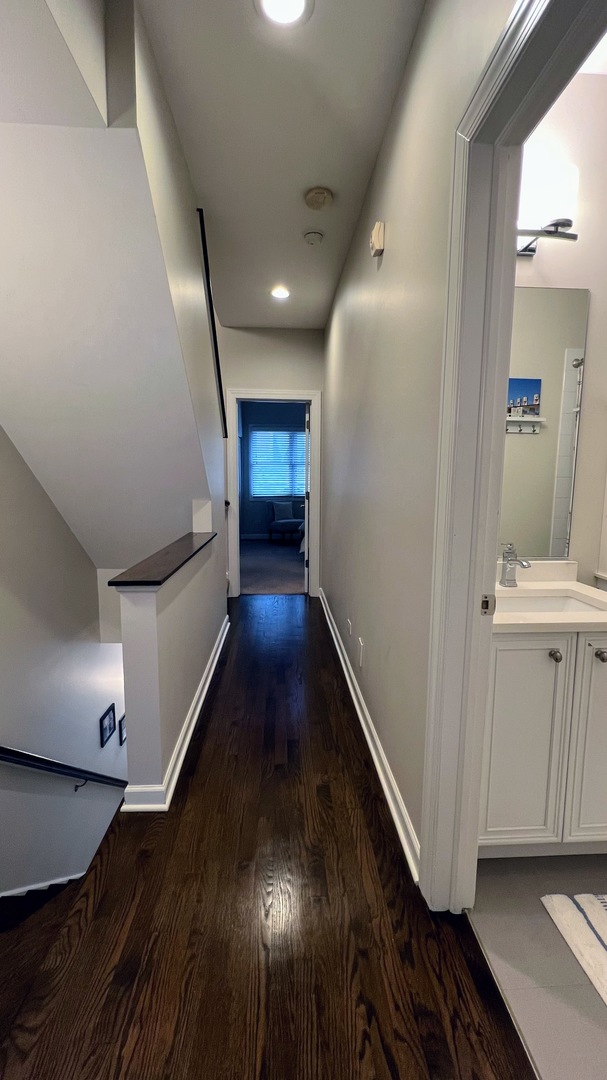 218 East Cullerton Street Chicago, IL 60616 - Photo 25 of 29 a view of hallway with stairs