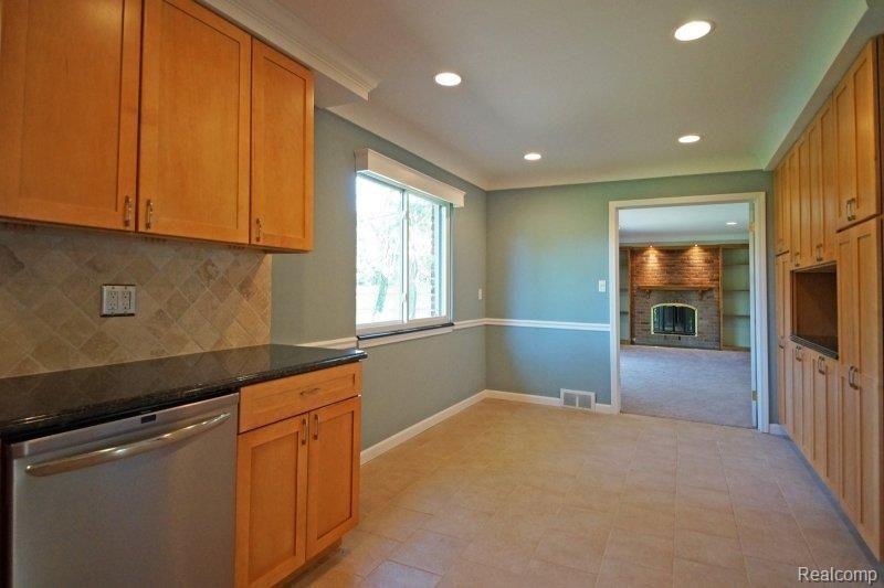 21473 River Road Grosse Pointe, MI 48236 - Photo 8 of 26 DSC02454.JPG