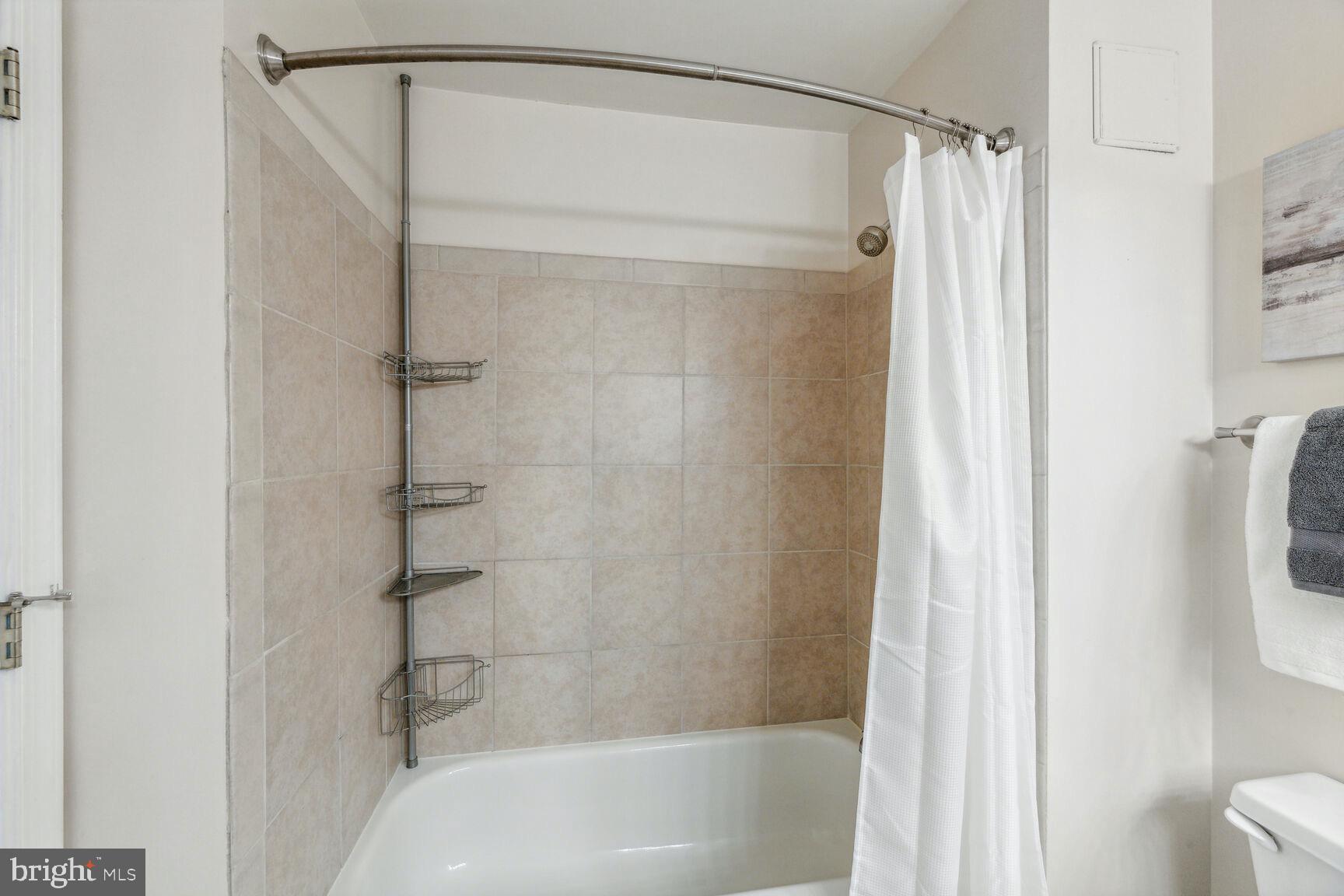 5573 Seminary Road, Unit 413 Falls Church, VA 22041 - Photo 14 of 24 Primary bathroom