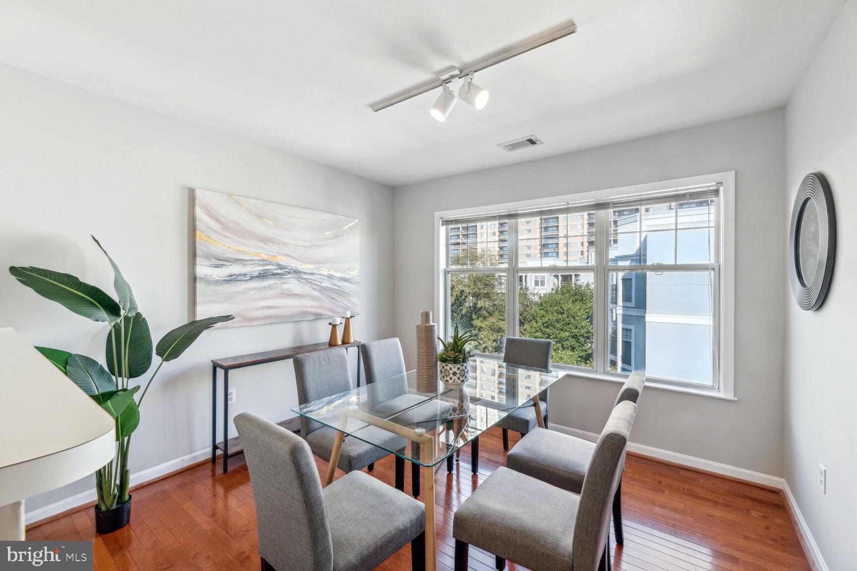 5573 Seminary Road, Unit 413 Falls Church, VA 22041 - Photo 6 of 24 Dining room with full size table