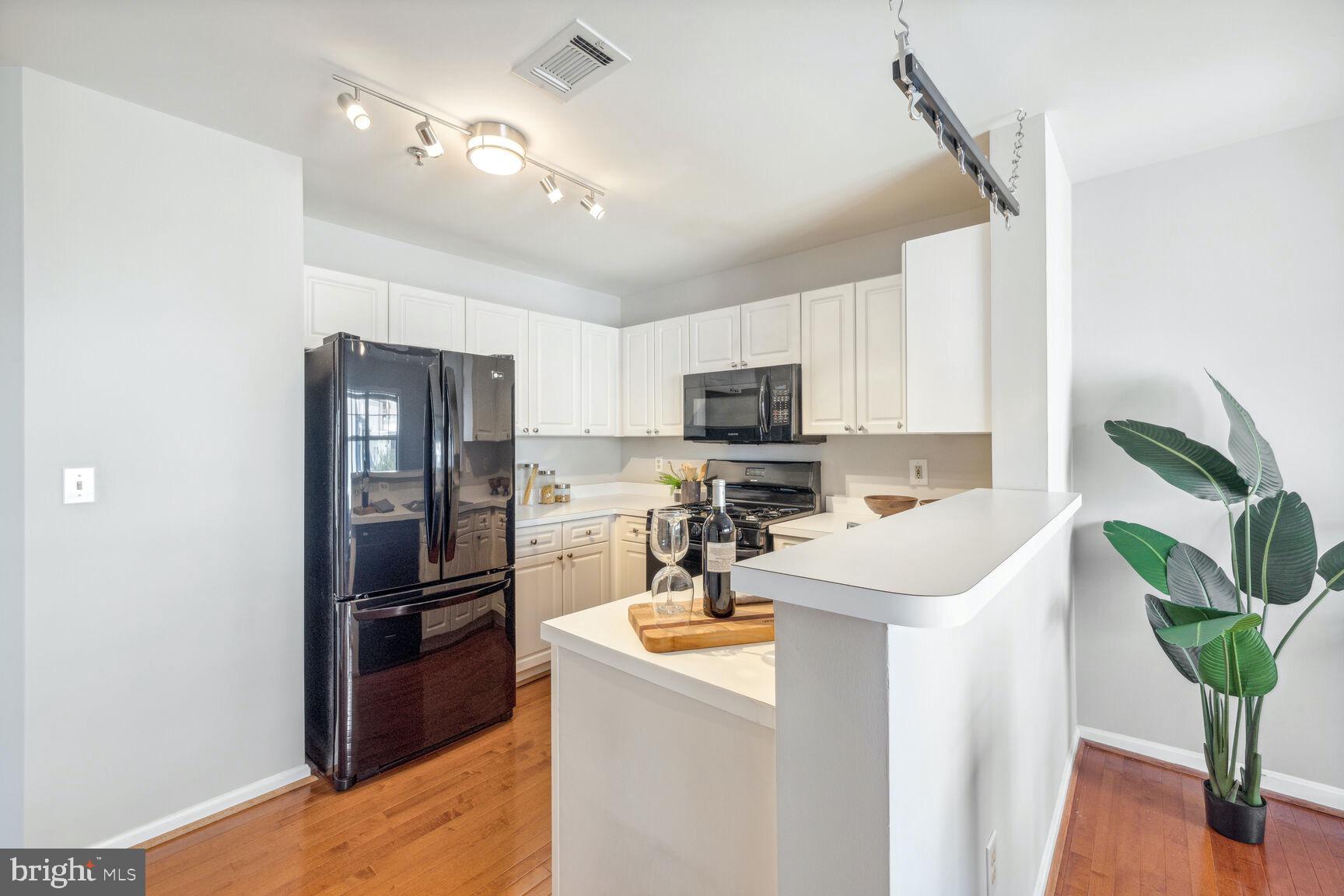 5573 Seminary Road, Unit 413 Falls Church, VA 22041 - Photo 9 of 24 Kitchen
