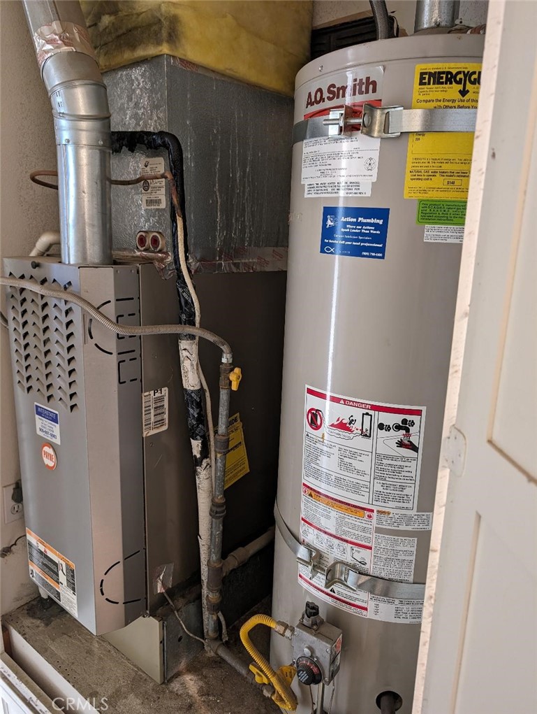 5331 Sunnyside Drive Riverside, CA 92504 - Photo 15 of 25 a utility room with dryer and washer