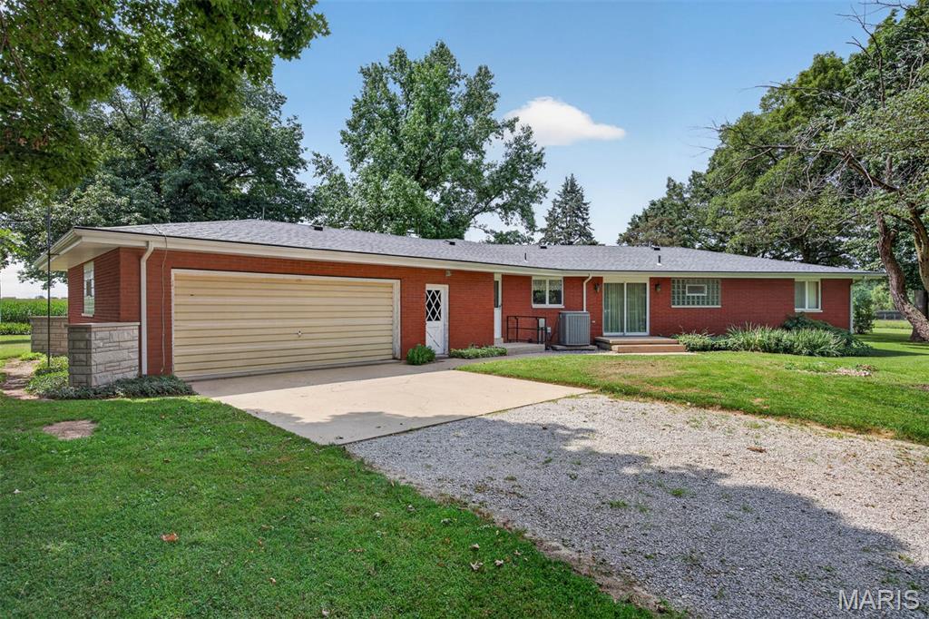 11405 Lake Road Highland, IL 62249 - Photo 36 of 53