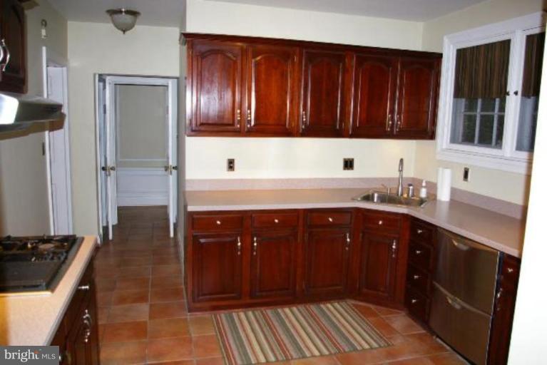 304 St Dunstans Road Baltimore, MD 21212 - Photo 6 of 15 Kitchen #2