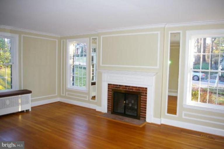 304 St Dunstans Road Baltimore, MD 21212 - Photo 8 of 15 Living Room #2
