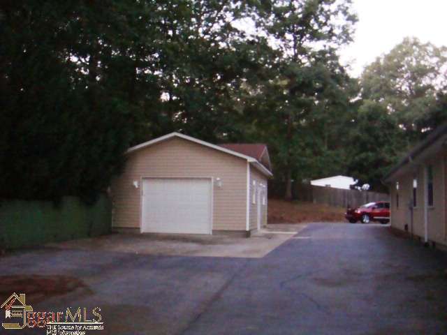 505 Fence Road Greer, SC 29651 - Photo 5 of 13 Gallery Image 5