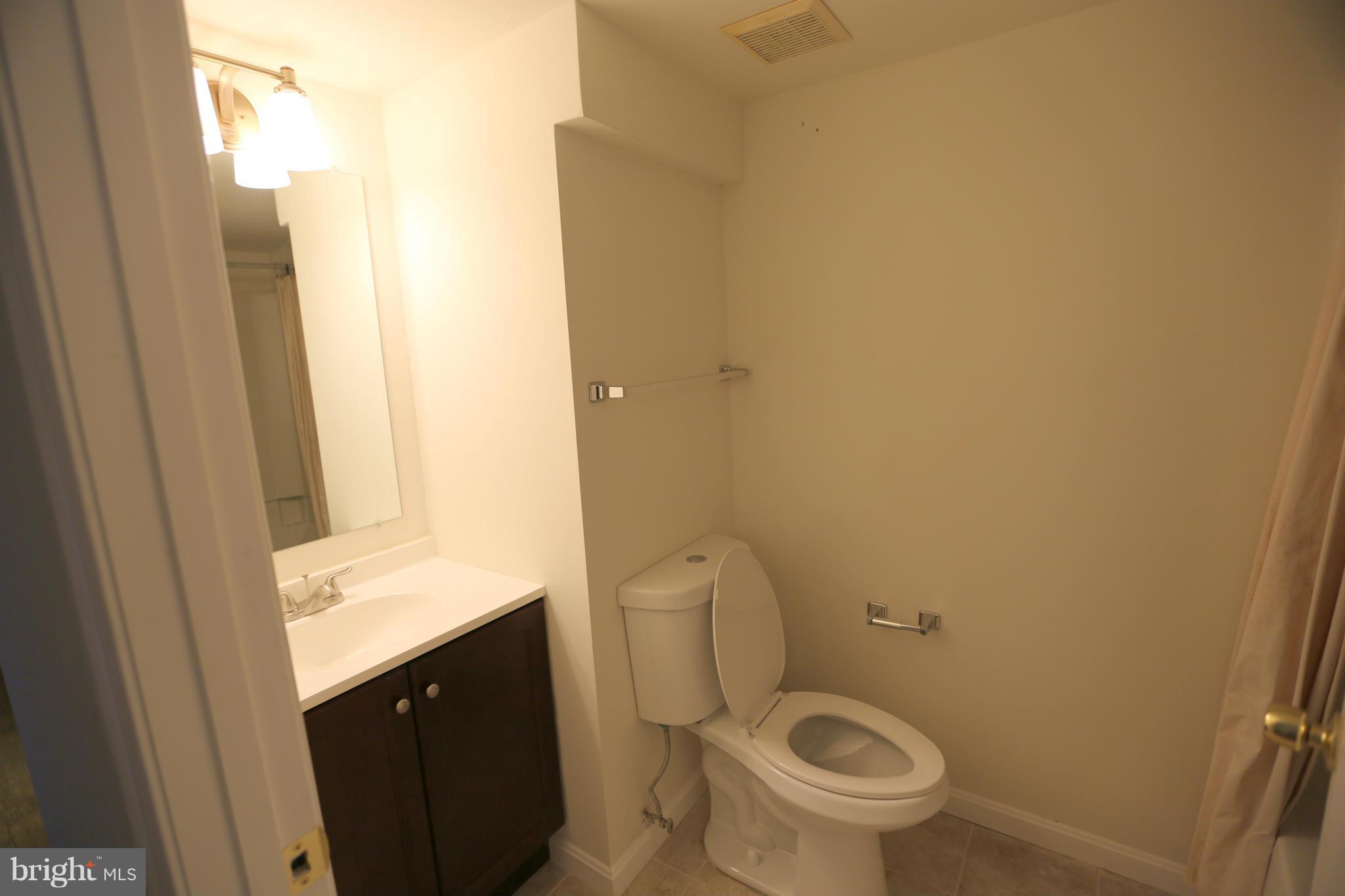 11332 Rambling Road Gaithersburg, MD 20879 - Photo 17 of 22 Bath