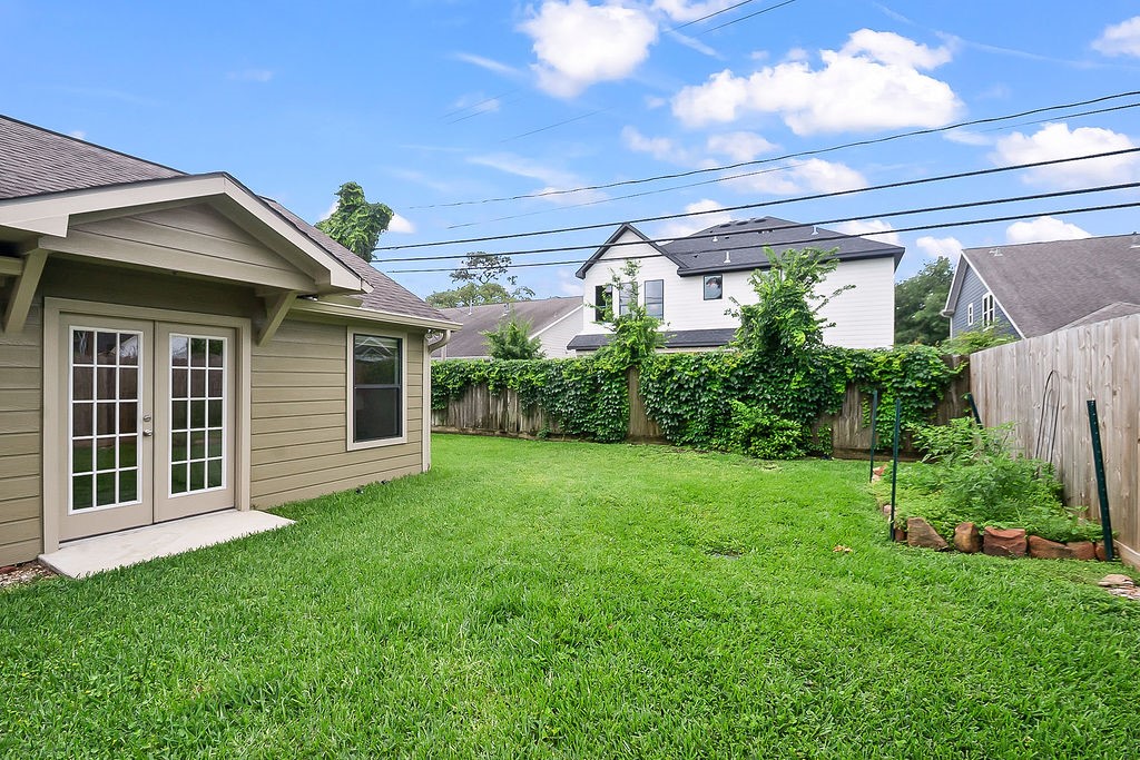 1731 Lamonte Lane Houston, TX 77018 - Photo 38 of 40 a view of a house with backyard and garden