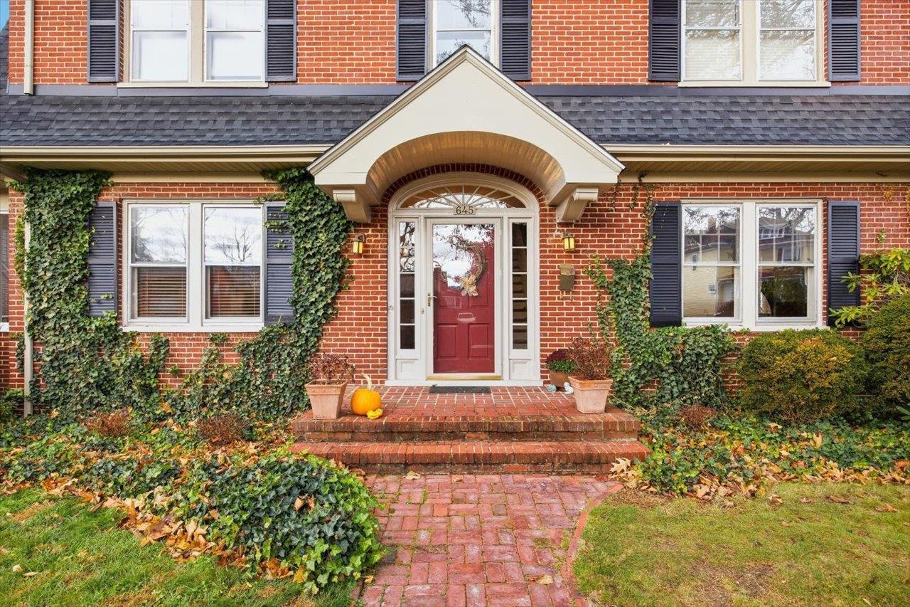 645 Maple Avenue Waynesboro, VA 22980 - Photo 3 of 63 a front view of a house