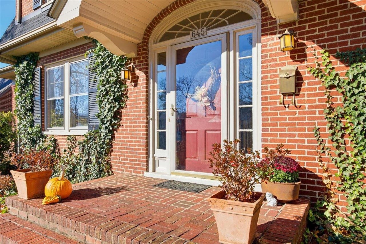 645 Maple Avenue Waynesboro, VA 22980 - Photo 4 of 63