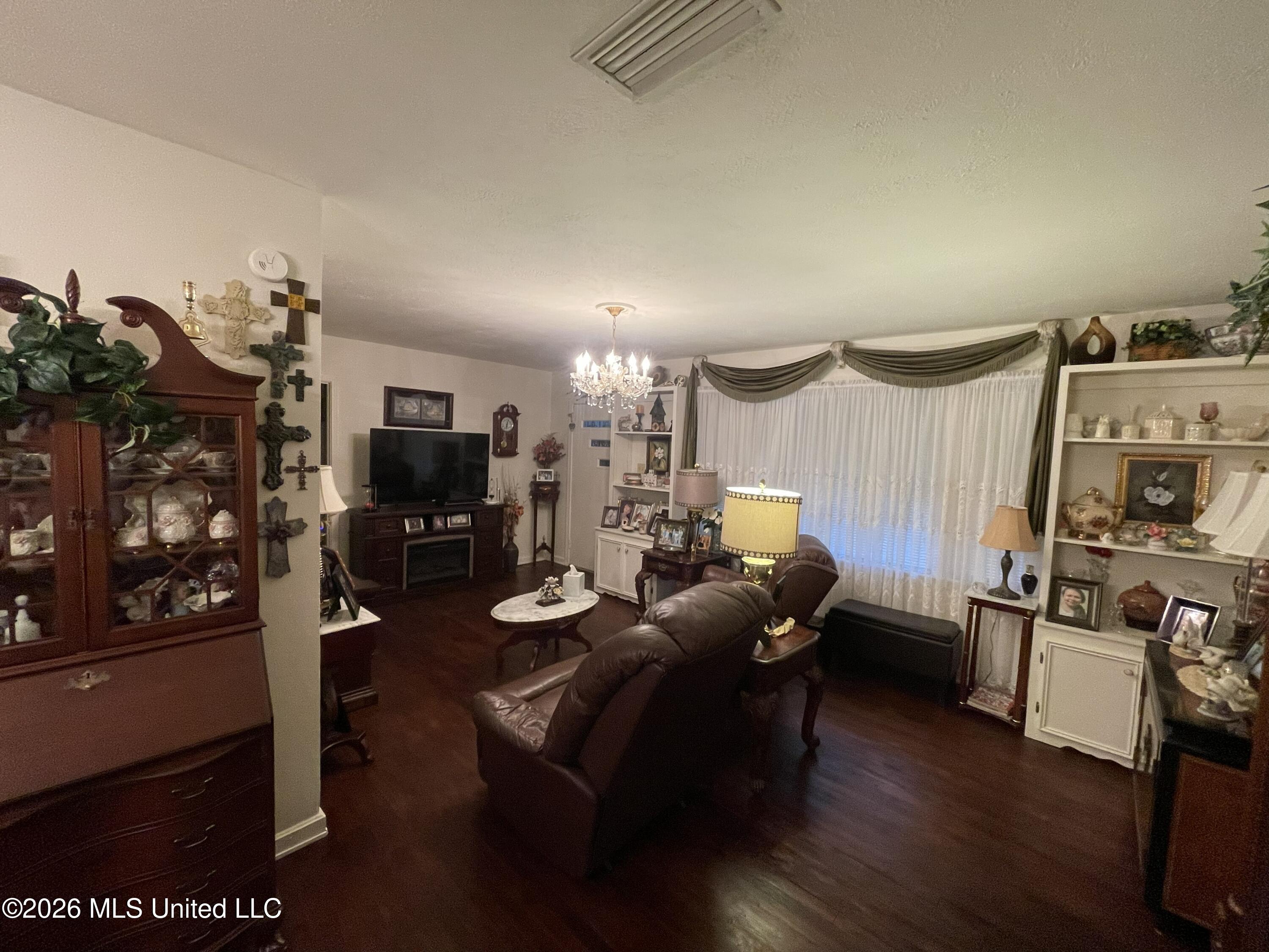 1172 West 20th Street Laurel, MS 39440 - Photo 6 of 36 living room 2