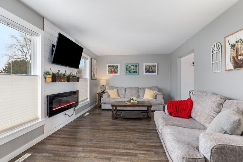 7337 Harmon Lane Jenison, MI 49428 - Photo 6 of 38 Living room1