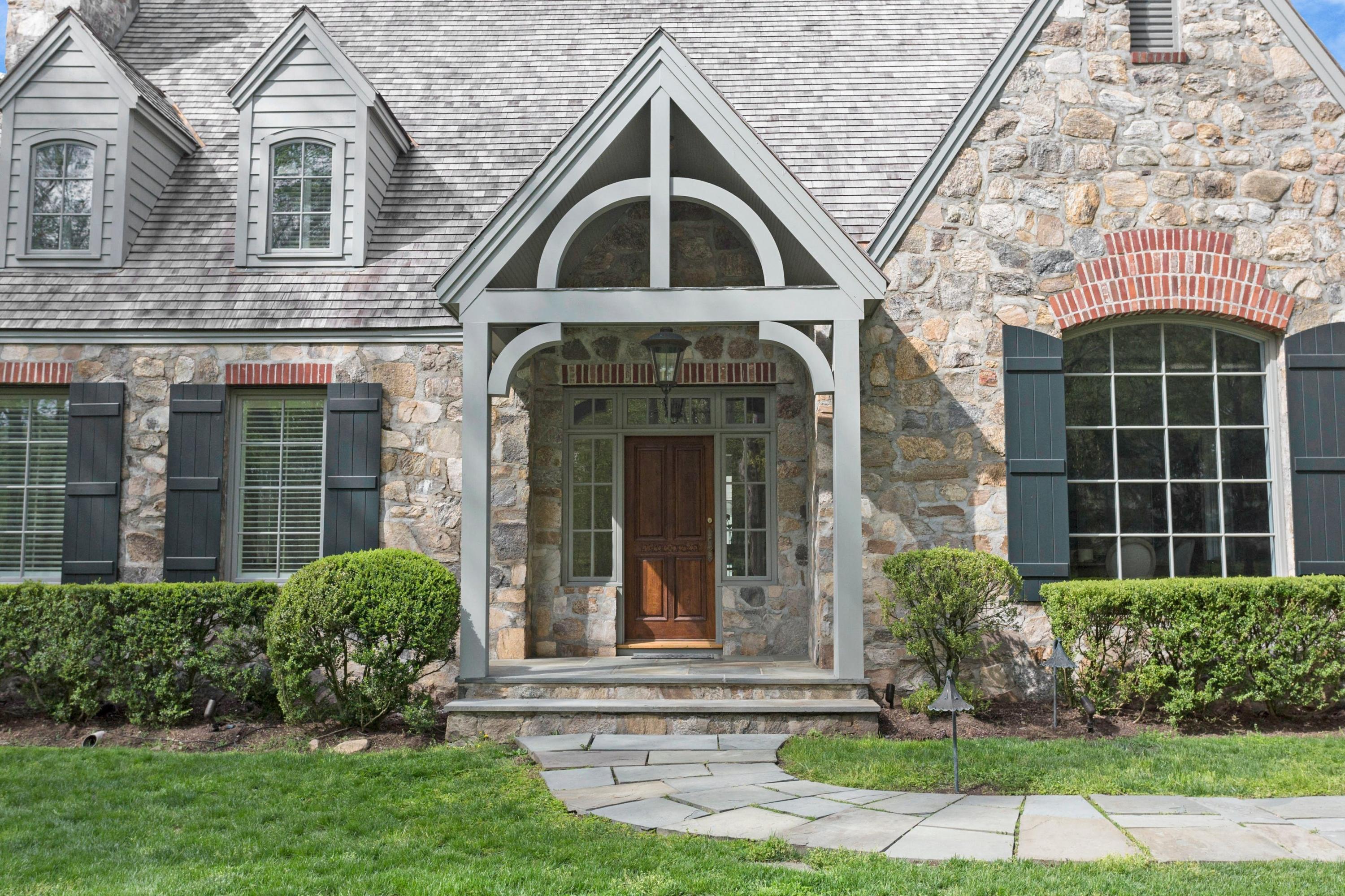 252 Silvermine Road New Canaan, CT 06840 - Photo 4 of 40 Entrance
