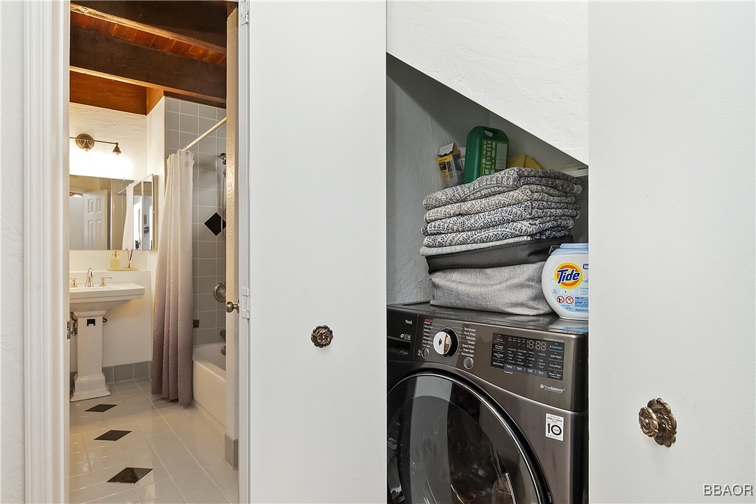 42533 Moonridge Road, Unit 4 Big Bear Lake, CA 92315 - Photo 29 of 37 a view of washer and dryer