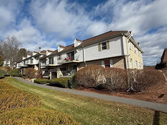 $260,000 | 28 Williamsburg Court, Unit 2, Shrewsbury, MA 01545