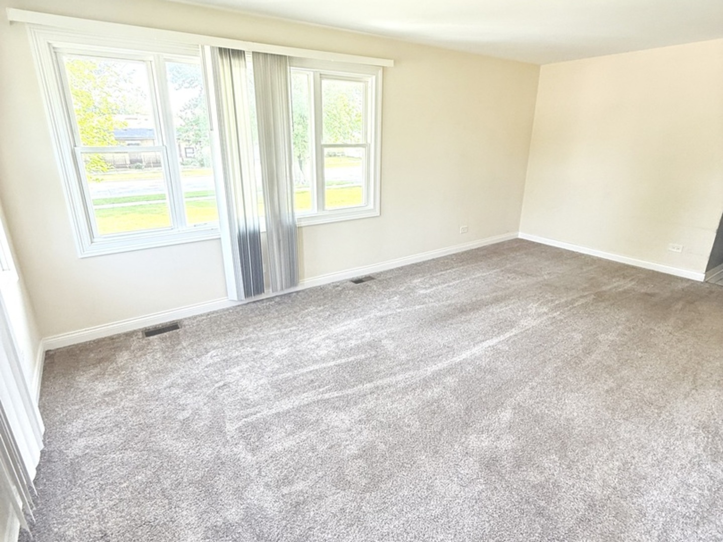 8356 South 78th Avenue Bridgeview, IL 60455 - Photo 9 of 39 an empty room with windows