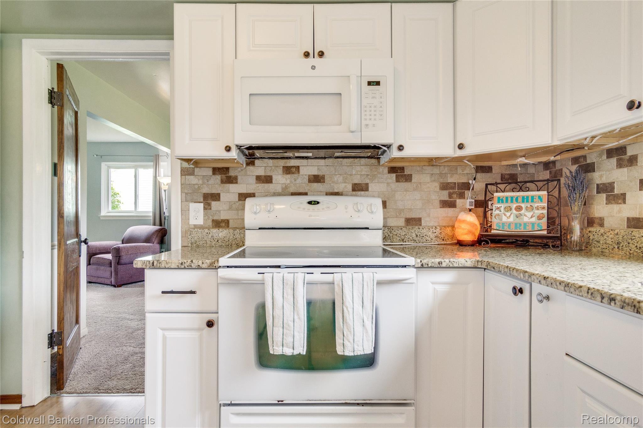 2481 Eaton Gate Road Lake Orion, MI 48360 - Photo 32 of 71 Kitchen