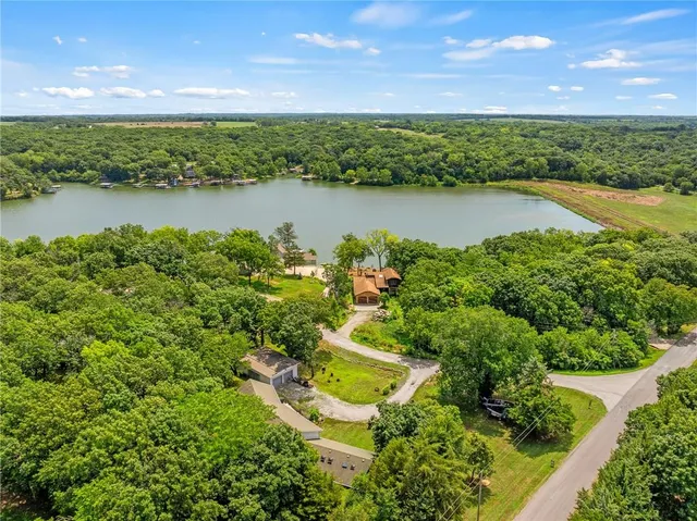 $389,950 | 4815 Cheyenne Lane, McLouth, KS 66054