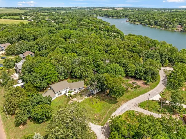 $389,950 | 4815 Cheyenne Lane, McLouth, KS 66054