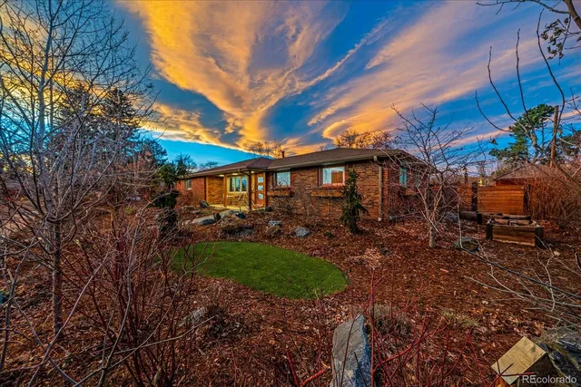 a view of a yard in front of house