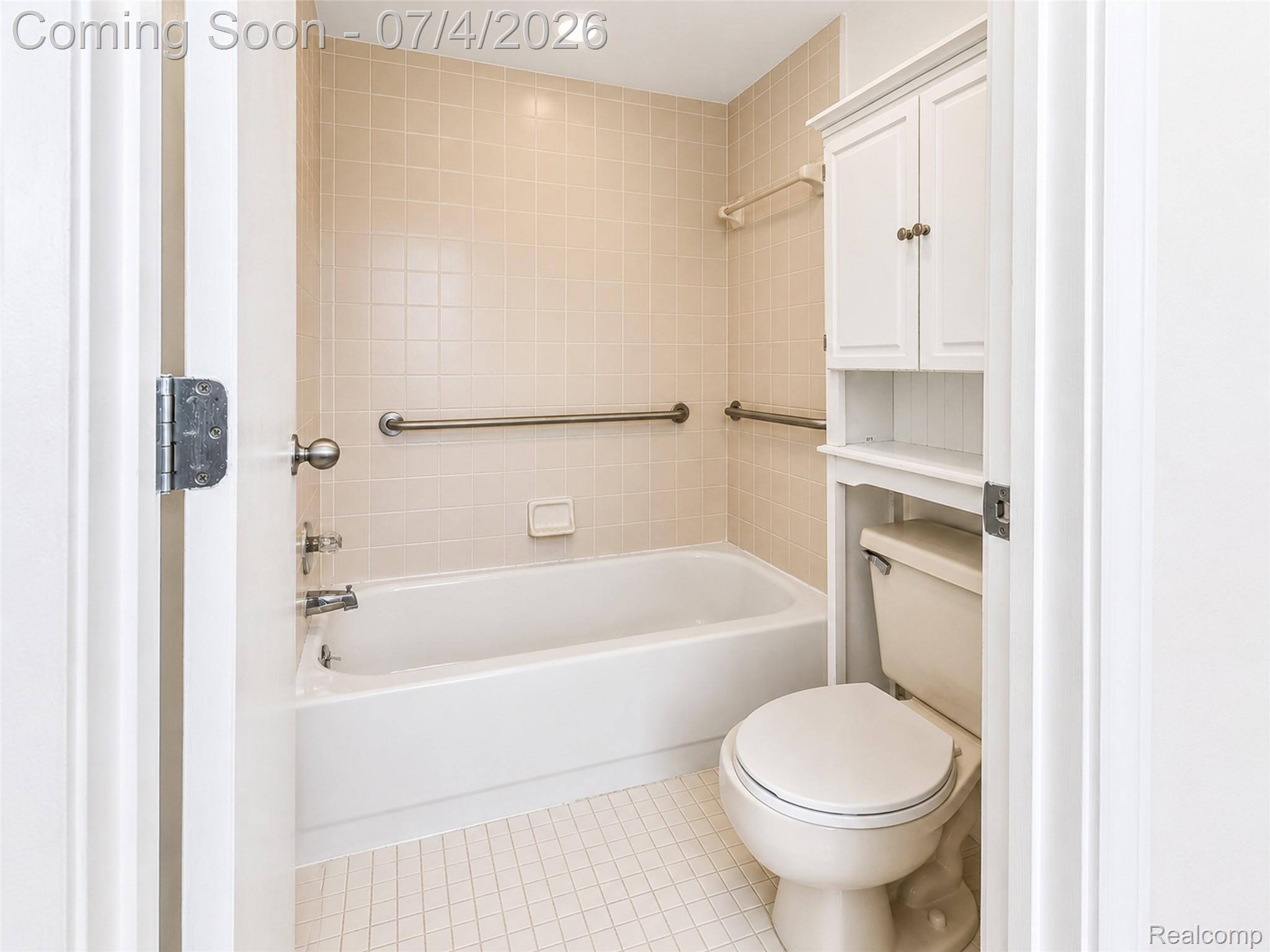 754 Ashley Circle West Rochester, MI 48307 - Photo 25 of 34 Combined Bath B.jpg