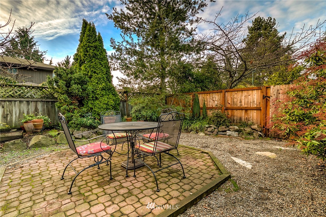 2831 Hunts Point Road Hunts Point, WA 98004 - Photo 12 of 25