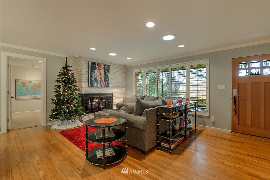 2831 Hunts Point Road Hunts Point, WA 98004 - Photo 13 of 25