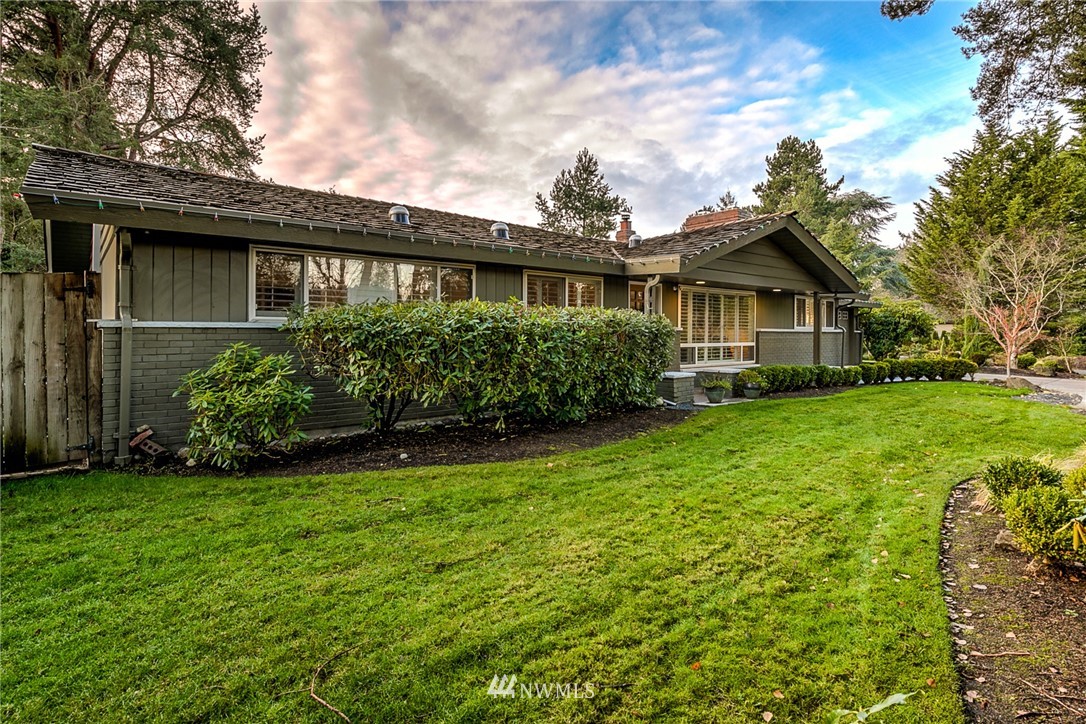 2831 Hunts Point Road Hunts Point, WA 98004 - Photo 3 of 25