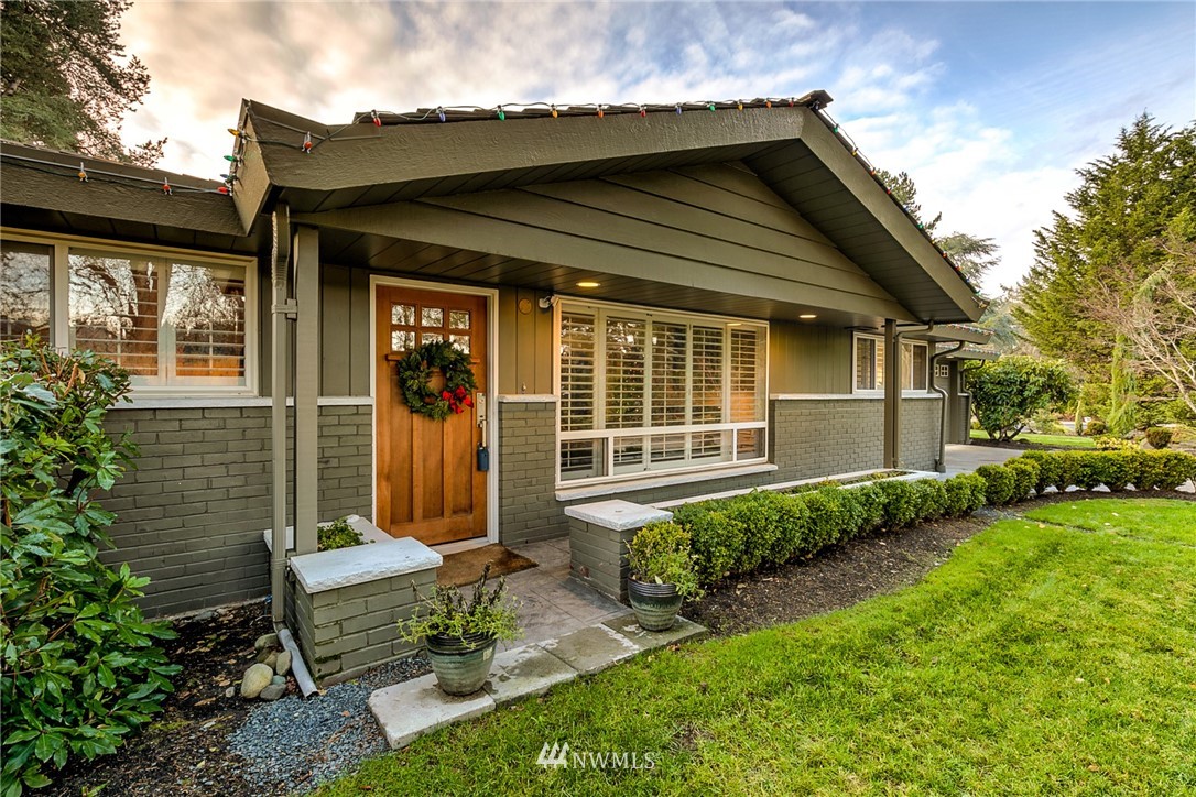 2831 Hunts Point Road Hunts Point, WA 98004 - Photo 4 of 25