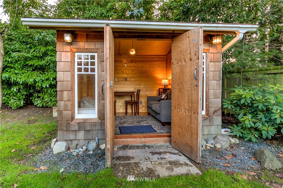 2831 Hunts Point Road Hunts Point, WA 98004 - Photo 8 of 25