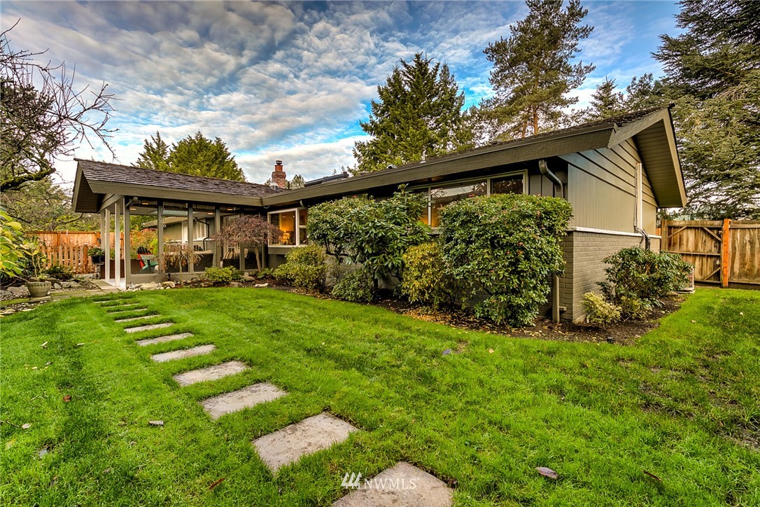 2831 Hunts Point Road Hunts Point, WA 98004 - Photo 10 of 25