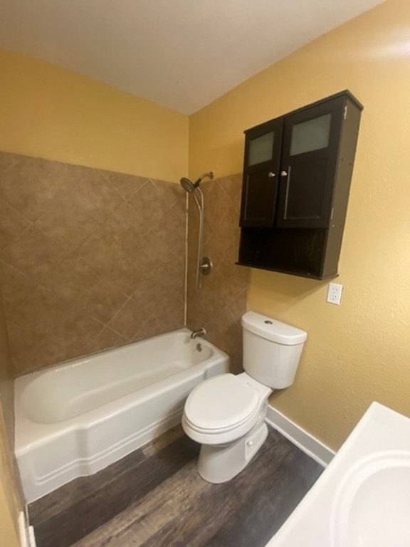 214 South Hackberry Avenue Luling, TX 78648 - Photo 20 of 22 a bathroom with a toilet and a bathtub