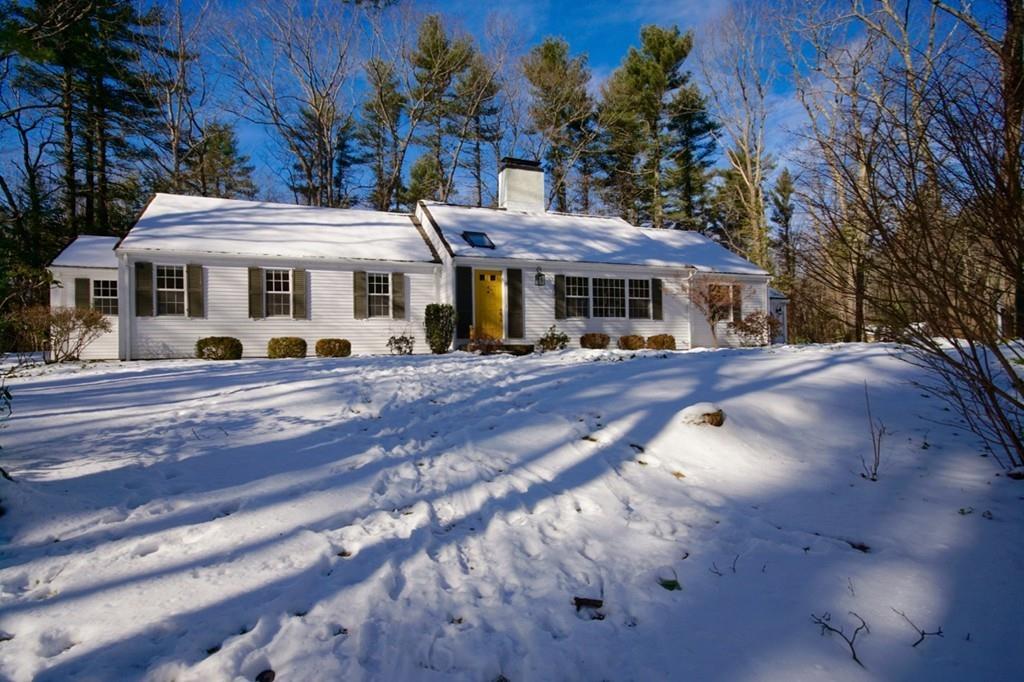 19 Towne Road Boxford, MA 01921 - Photo 3 of 39 a view of a cafe with sitting area