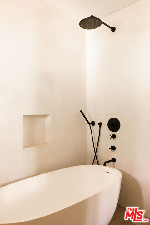 1830 Old Orchard Road Los Angeles, CA 90049 - Photo 27 of 30 a bathroom with a bathtub